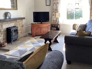 uma sala de estar com um sofá e uma mesa de centro em Westgarth em Grassington
