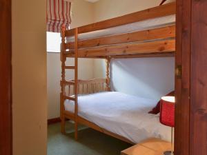 Łóżko lub łóżka piętrowe w pokoju w obiekcie Sycamore Cottage