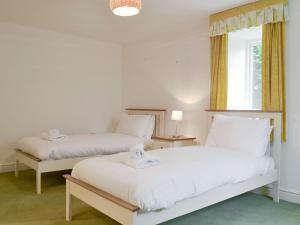 Un pat sau paturi într-o cameră la Leyfield Coach House