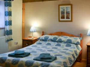 ein Schlafzimmer mit einem Bett mit Handtüchern darauf in der Unterkunft Gull Newk in Flamborough