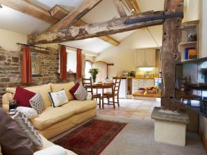 a living room with a couch and a table at Bramble Cottage - Uk4186 in Hazlehead Bridge