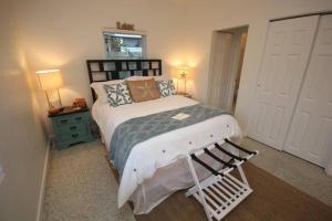 Un dormitorio con una cama grande y una ventana en Cute Lil Oasis on Osprey, en Sarasota