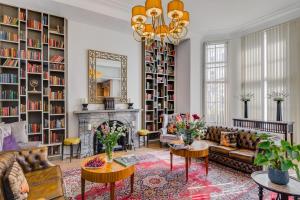 salon z kanapą i kominkiem w obiekcie 1 Lexham Gardens Hotel w Londynie