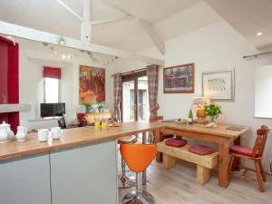 een keuken en een woonkamer met een tafel en stoelen bij Tarka in Meeth