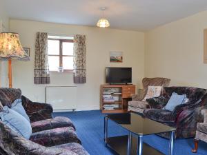 a living room with two couches and a tv at No,3 Halford Farm in Halford