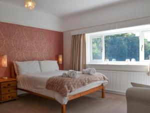 1 dormitorio con 1 cama con 2 toallas en Corner Cottage - Lp2, en Windermere