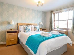 um quarto com uma cama com toalhas em Limetrees em Keswick