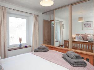 a bedroom with a bed and a large mirror at Delius in Penryn