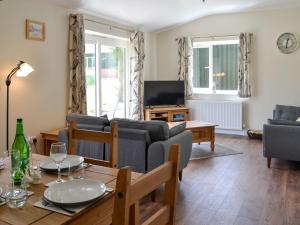 a living room with a couch and a table at Deer Cottage 2 Uk39332 in Biddenden