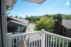 Balkón nebo terasa v ubytování Americas Best Value Inn & Suites Lake George