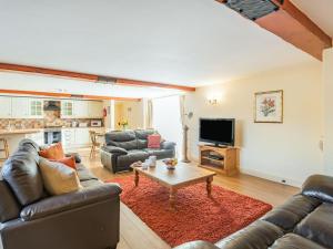 a living room with couches and a coffee table at The Grainery - Uk37516 in Routh