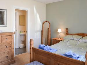 una camera con un grande letto e un lavandino di Grays Cottage a Sewerby