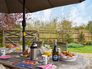 una mesa de picnic con comida y bebidas. en Alderley House en Bourton on the Water