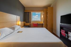 Cama ou camas em um quarto em ibis Sorocaba