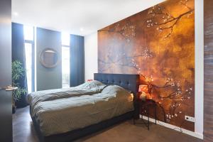 une chambre avec un grand tableau sur le mur dans l'établissement Blush Appartement Centrum Middelburg, à Middelbourg