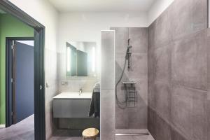 La salle de bains est pourvue d'une douche et d'un lavabo blanc. dans l'établissement Blush Appartement Centrum Middelburg, à Middelbourg 7 autres photos