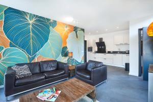 un salon avec un canapé et une table dans l'établissement Blush Appartement Centrum Middelburg, à Middelbourg