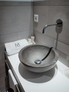 阿姆斯特丹的住宿－M廣場住宿加早餐旅館，浴室水槽和柜台上的石头碗