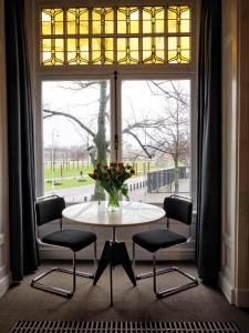 阿姆斯特丹的住宿－M廣場住宿加早餐旅館，大窗户前的桌椅