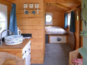 een kleine slaapkamer in een tiny house met een bed bij Shepherds Rest in Wedmore