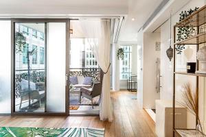 a living room with a sliding glass door at Idyllic Covent Garden Flat in London