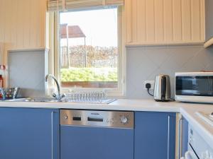 A kitchen or kitchenette at Sparrows Nest