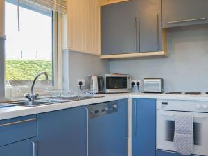 A kitchen or kitchenette at Sparrows Nest