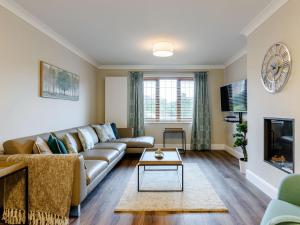 ein Wohnzimmer mit einem Sofa und einem Tisch in der Unterkunft Old Mead House in Folkestone