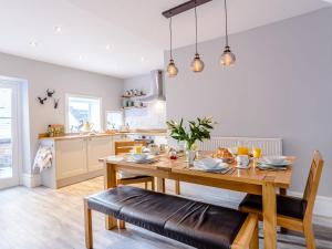 cocina y comedor con mesa de madera en Well Strand en Rothbury