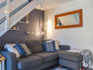 sala de estar con sofá y espejo en Seashell House, en Burnham-on-Sea