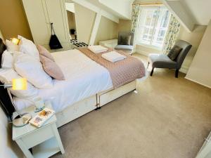 Un pat sau paturi într-o cameră la The Coach House - 26154