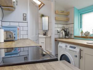een keuken met een wasmachine en een wasmachine bij Berkeley Cottage in Ilfracombe