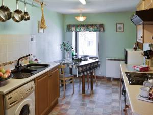 een keuken met een wastafel en een vaatwasser bij Allt Maen - E3266 in Lowick Green