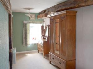 een kamer met een houten kast en een dressoir bij Allt Maen - E3266 in Lowick Green