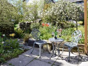 twee stoelen en een tafel in de tuin bij Allt Maen - E3266 in Lowick Green