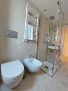 een badkamer met een toilet, een wastafel en een douche bij MandorleOlio in Polignano a Mare