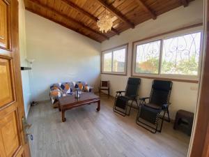 sala de estar con sofá y sillas en Villa Idaka, en Rufisque