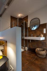 ein Bad mit einem Waschbecken und einem Spiegel in der Unterkunft La Villégiature in Coutances