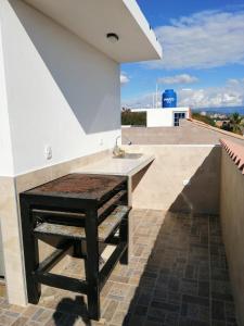 a kitchen with a counter and a sink on a roof at Casa Flandes Tolima in Flandes