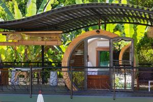 une petite maison avec une tonnelle sur un balcon dans l'établissement Saranda Boutique Hotel, à Puerto Viejo