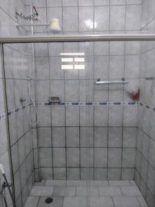 eine Dusche mit Glastür im Bad in der Unterkunft Cabo Frio - Praia do Peró in Cabo Frio