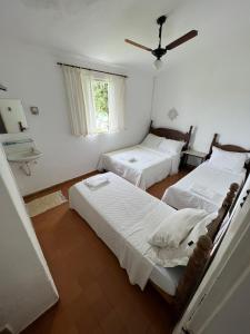瓜佩的住宿－Villa Interlagos de Minas，一间卧室设有两张床和窗户。
