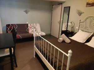 sypialnia z łóżkiem, łóżeczkiem dziecięcym i lustrem w obiekcie Les Pierres Folles w mieście Rozier-en-Donzy
