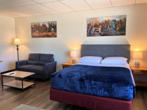 מיטה או מיטות בחדר ב-Wayside Motel Manitoulin