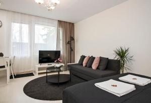 - un salon avec un canapé et une télévision dans l'établissement Guest Apartment Tuuttikuja, à Kuopio