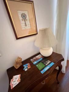 un tavolo con una lampada e un quadro su un muro di Appartamenti LA MAGNOLIA ad Arrone