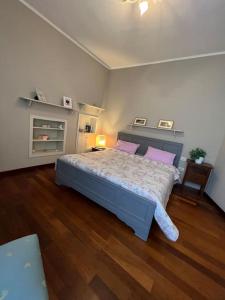 una camera da letto con un grande letto con cuscini rosa di Appartamenti LA MAGNOLIA ad Arrone