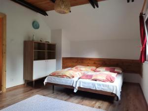 1 dormitorio con 1 cama con cabecero de madera en Ubytovanie Liptov, en Liptovský Michal