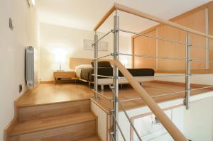 מיטה או מיטות קומותיים בחדר ב-Alos Apartments Paseo de Gracia-Diagonal
