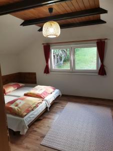 1 dormitorio con 2 camas y ventana en Ubytovanie Liptov, en Liptovský Michal